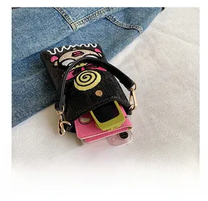 Vue intérieure du mini sac tissé noir montrant l'espace pour téléphone et porte-cartes