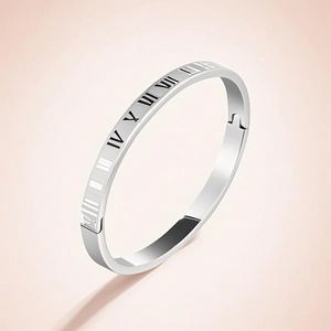 Gros plan sur le bracelet en acier inoxydable argenté avec chiffres romains gravés
