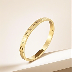 Bracelet jonc en acier inoxydable doré poli avec chiffres romains sur présentoir