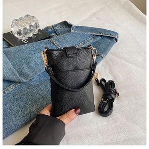 Détail du sac de téléphone en cuir grainé noir avec crochets dorés et bandoulière réglable