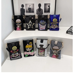 Vue détaillée de sacs de téléphone brodés de paillettes colorées aux motifs de dessins animés
