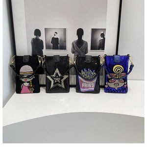 Gros plan de mini sacs à paillettes brodés avec motifs frites et étoiles et clips métal