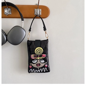Détail du sac de téléphone en sequins noirs avec broderie cartoon et boucles dorées