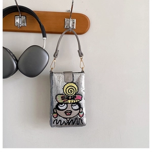 Détails du sac bandoulière argenté à paillettes avec motif cartoon et boucles métal