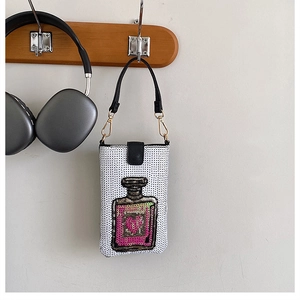 Détail d'un mini sac à paillettes blanches avec un motif élégant de flacon de parfum