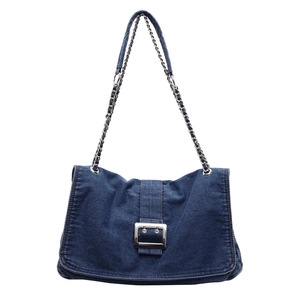 Sac à épaule en denim bleu foncé avec boucle carrée argentée et bandoulière chaîne sur blanc