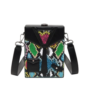 Borsa a tracolla rigida a scatola motivo pitone con design revers e cravatta colorata
