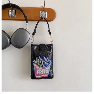 Détail d'un petit sac téléphone noir à paillettes avec motif frites et fermoir métallique