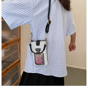 Détail du sac bandoulière blanc à pois avec flacon de parfum pailleté et motif cœur