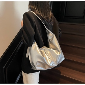 Détail du grand sac hobo argenté métallisé avec fermeture éclair et texture lisse
