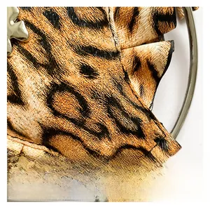 Detailaufnahme der Leopardenmuster-Stofftextur mit Kieselleder und silbernem Metallring