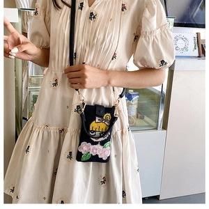 Détail du sac bandoulière noir avec broderie cartoon 3D et sequins brillants