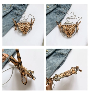 Detailansicht der Leopard-Kettentasche im Bikini-Design mit silbernem Schmetterling-Dekor