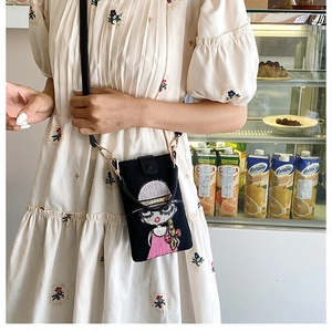 Détail du petit sac bandoulière noir avec broderie pailletée et fermoir en métal doré