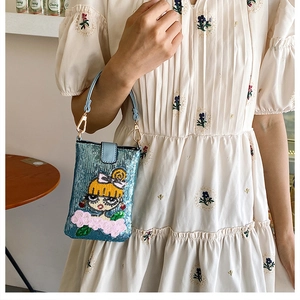 Détail du mini sac bleu à paillettes avec broderie et finitions métalliques dorées