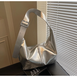 Détail du sac croissant argenté métallisé avec boucle et fermeture éclair verticale