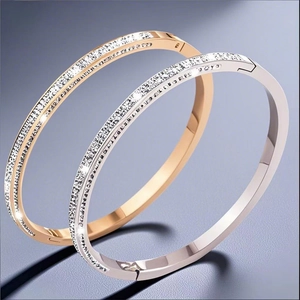 Nahaufnahme von Armreifen in Roségold und Silber mit funkelnden Mikropave-Zirkoniasteinen