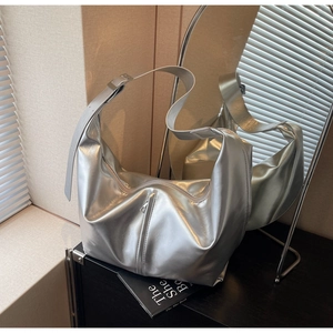 Gros plan du sac hobo croissant argenté avec large bandoulière réglable