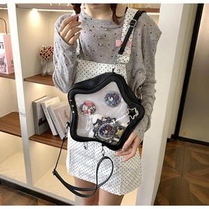 Detalle del bolso ita en forma de estrella con ventana de PVC y cremallera metálica