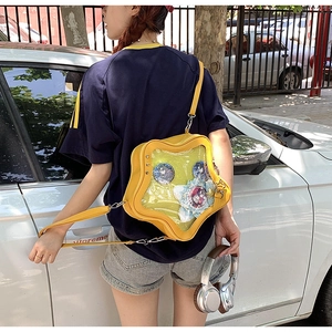 Photo en extérieur d'un sac ita jaune en forme d'étoile avec fenêtre transparente