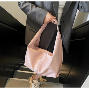 Détails du sac hobo en cuir verni rose avec fermeture éclair et surpiqûres