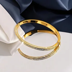 Eleganter vergoldeter Titanstahl-Klapparmreif mit drei Reihen funkelnder Zirkonia-Kristalle