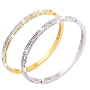 Poliertes Edelstahl-Armreif-Set mit mehrreihigen Strasssteinen in Gold und Silber