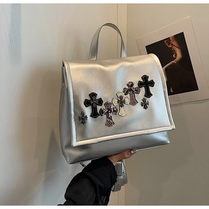 Dettaglio dello zaino gotico argento metallizzato con decorazioni di toppe a croce