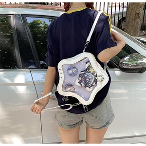 Vista trasera de un bolso ita blanco en forma de estrella con ventana transparente