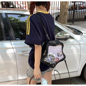 Vista detallada del bolso Ita con forma de estrella, ventana de PVC y cuero negro