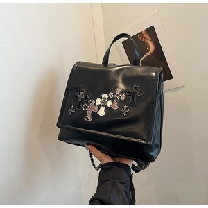 Dettaglio dello zaino in pelle PU nera stile punk con toppe a croce e catena metallica