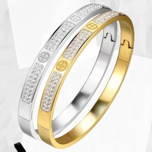 Details von gold- und silberfarbenen Edelstahlarmbändern mit Kristallbesatz und Schliff