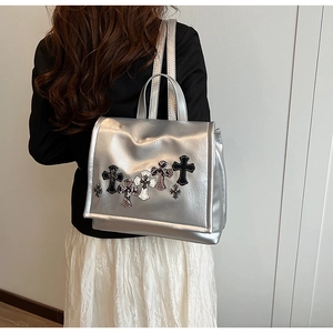 Borsa a spalla argento metallizzato con patchwork di croci gotiche e texture lucida