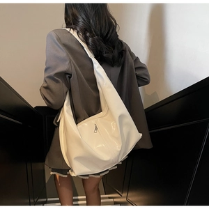 Vue détaillée d'un sac hobo blanc brillant avec fermeture éclair argentée élégante