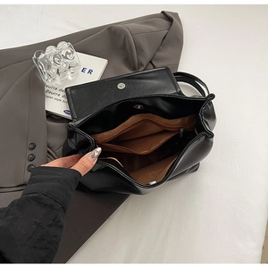 Borsa a tracolla nera in PU con capiente interno in tessuto marrone e tasca interna con zip