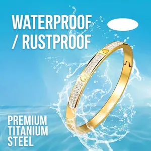 Bracciale a cuore in acciaio al titanio dorato con strass che spruzzano in acqua