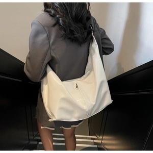 Détail macro du sac cabas en PU blanc brillant avec poche zippée arrière sur mannequin
