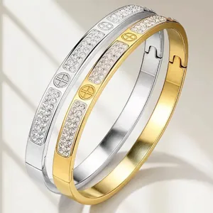 Luxuriöse Armbänder mit 18K Vergoldung, Zirkonia-Besatz und Kreuzmuster für Damen