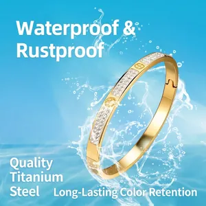 Luxuriöser goldener Titanstahl-Armreif mit doppelreihigen Zirkonia und wasserfester Politur