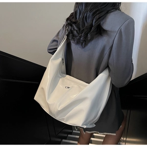 Détail du sac hobo blanc brillant montrant la finition laquée et la fermeture éclair