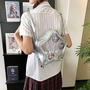 Bolso Ita plateado con forma de estrella y ventana transparente en una modelo