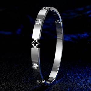 Poliertes Edelstahl-Armband mit vierblättrigem Kleeblatt-Ausschnitt und funkelnden Zirkonia