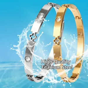 Bracelet jonc en acier inoxydable étanche avec fleur de nacre et cristaux en or et argent