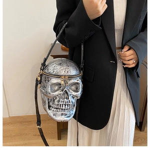 Détail du sac à main crâne argenté avec texture osseuse et fermeture à double zip