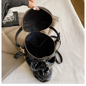 Vue de dessus du sac à main tête de mort montrant la doublure noire et les fermetures dorées