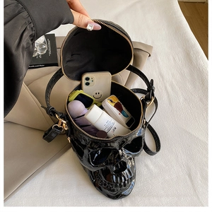 Vue détaillée de l'intérieur du sac tête de mort noir montrant l'espace et la fermeture