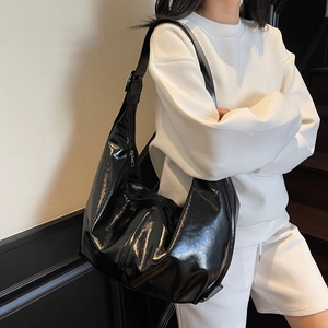 Sac à épaule minimaliste en cuir verni noir avec un design hobo spacieux pour femme