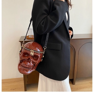 Détail du sac bandoulière tête de mort marron rouge avec finition brillante et sangle