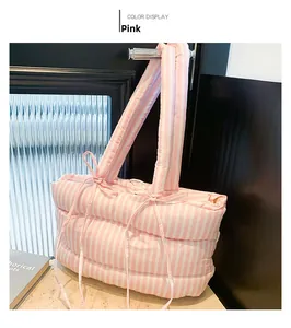 Détail du sac fourre-tout matelassé à rayures roses et blanches avec petits nœuds