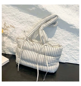 Sac fourre-tout matelassé à rayures bleues et blanches avec nœud décoratif